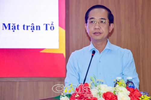  Thay mặt các ứng cử viên, Phó Bí thư Tỉnh ủy, Chủ tịch Ủy ban MTTQ Việt Nam tỉnh Hồ Thanh Thủy ghi nhận ý kiến đóng góp và hứa hẹn trước cử tri xã Châu Thới.
