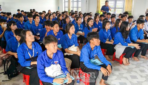 Đoàn viên, học sinh Trường THPT Tân Phong tham gia buổi tuyên truyền pháp luật về phòng, chống bạo lực học đường.