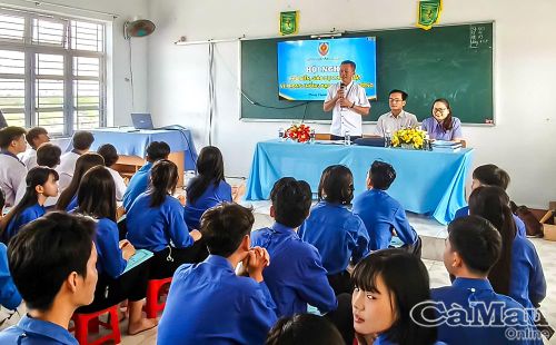 Ông Trần Văn Chúng, Hiệu trưởng Trường THPT Tân Phong, chia sẻ với đoàn viên, học sinh về tầm quan trọng của việc nâng cao kiến thức pháp luật trong phòng, chống bạo lực học đường.