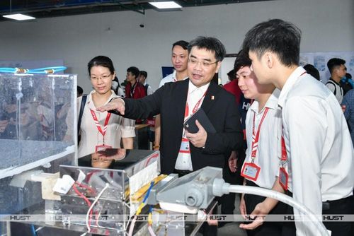 Sinh viên Đại học Bách Khoa nghiên cứu khoa học. Ảnh: NT