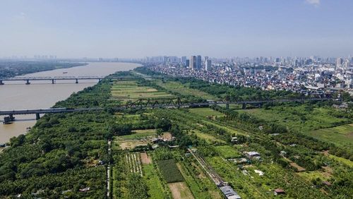 Nhiều tiềm năng kinh tế, văn hóa ven sông Hồng. Ảnh: TH.