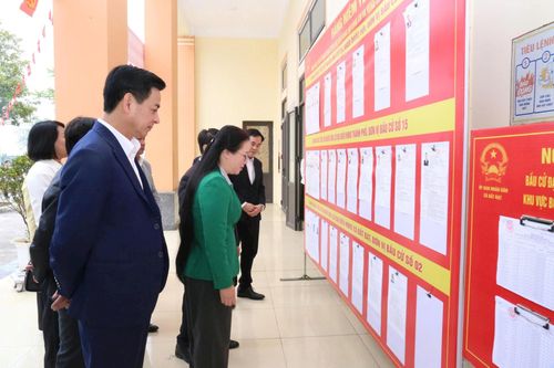Đồng chí Phạm Hải Hoa kiểm tra khu vực bỏ phiếu tại đơn vị bầu cử số 2, đặt tại Nhà văn hóa thôn Khê Thượng. Ảnh: Xuân Hải