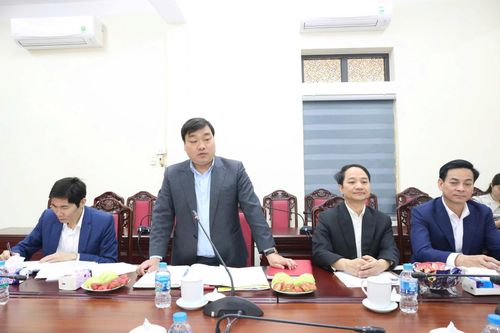 Đồng chí Nguyễn Ngọc Tú - Phó Bí thư Đảng ủy, Chủ tịch UBND xã Bất Bạt báo cáo tại buổi làm việc. Ảnh: Xuân Hải