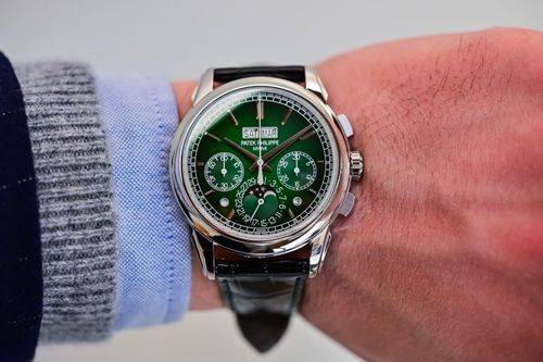 Ra mắt năm 2011, dòng Perpetual Calendar Chronograph 5270 được xem là hậu duệ của những huyền thoại trong lịch sử chế tác đồng hồ như Patek Philippe Reference 1518, Patek Philippe Reference 2499, Patek Philippe Reference 3970 và Patek Philippe Reference 5970, những mẫu được giới sưu tầm đánh giá cao bậc nhất của thương hiệu.