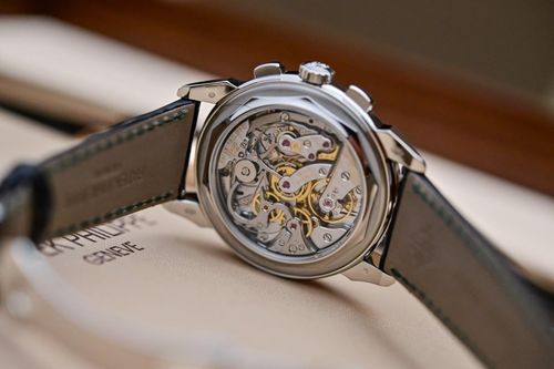 Bên trong là bộ máy Calibre CH 29-535 PS Q, chronograph lên dây tay sử dụng bánh xe cột và ly hợp ngang, kết hợp module lịch vạn niên. Bộ máy hoạt động ở tần số 28.800 dao động mỗi giờ, dự trữ năng lượng khoảng 55-65 giờ và gồm tới 456 chi tiết được hoàn thiện thủ công. Cỗ máy đạt chuẩn Patek Philippe Seal, chứng nhận chất lượng và độ chính xác khắt khe của thương hiệu.