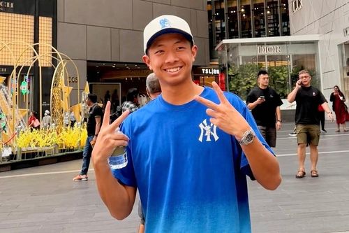 Trong chuyến tour giao lưu này, Quang Dương ghé qua boutique Patek Philippe tại Kuala Lumpur và được cho là đã mua mẫu đồng hồ có giá trị cao này. Trước đó, anh còn chụp ảnh tại quảng trường phía trước cửa hàng, trên cổ tay vẫn đeo một chiếc đồng hồ khác có thiết kế thể thao có hình dáng tương tự mẫu Rolex Daytona vỏ thép.
