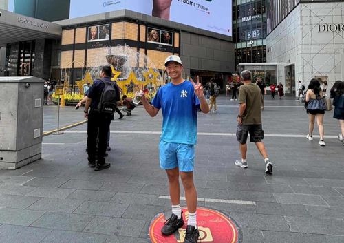 Trong bài đăng, Quang Dương viết: “Xin chào Kuala Lumpur – nơi thời gian dường như dừng lại. Sẵn sàng cho sự kiện WIKA lúc 17h ngày mai. Tôi chấp nhận mọi thử thách”. Được biết, vào 17h ngày 13/3, tay vợt sẽ tham gia sự kiện WIKA Quang Duong Tour 2026 - Malaysia Edition tại Brio Social Club. Chương trình có thử thách mang tên “Quang Duong Challenge”, trong đó người tham gia sẽ thi đấu 5 rally với Quang Dương. Nếu thắng ít nhất 2 rally, người chơi sẽ nhận một cây vợt làm phần thưởng.