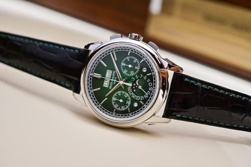Về cấu trúc, đồng hồ sử dụng vỏ platinum 950 đường kính 41 mm, dày 12,4 mm, với vành bezel cong lõm đặc trưng và càng nối dây dạng bậc. Mặt kính sapphire được trang bị ở cả hai mặt. Theo truyền thống của các mẫu đồng hồ platinum của Patek Philippe, một viên kim cương nhỏ được đặt giữa hai càng dây ở vị trí 6 giờ.