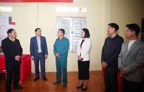 Đoàn kiểm tra công tác chuẩn bị bầu cử tại tổ dân phố Séo Làn Than