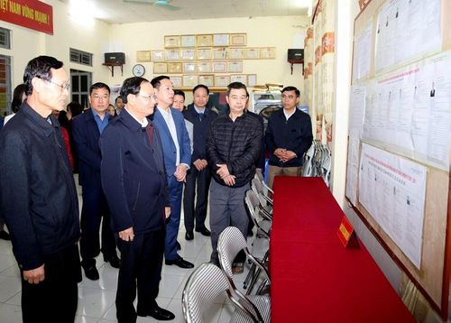 Bí thư Tỉnh ủy Lai Châu Lê Minh Ngân và đoàn công tác kiểm tra thực tế khu vực bỏ phiếu tại tổ dân phố Số 1