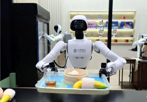Robot phục vụ đồ ăn và đồ uống tại gian hàng của China Mobile trong khuôn khổ Mobile World Congress - sự kiện trưng bày và hội chợ công nghệ di động lớn nhất thế giới. Ảnh: AFP