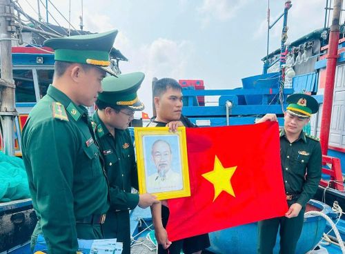 Cán bộ, chiến sĩ Đồn Biên phòng Lý Sơn trao tặng cờ Tổ quốc, ảnh Bác Hồ và vận động ngư dân thực hiện quyền và nghĩa vụ của công dân trong ngày bầu cử