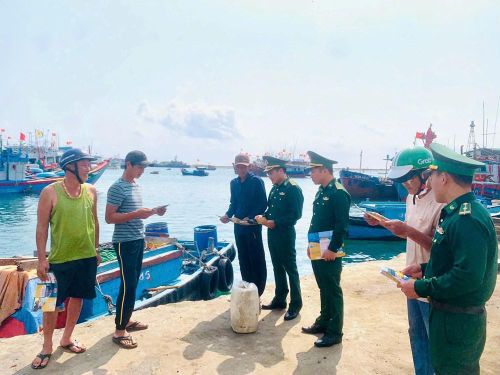 Bộ đội Biên phòng tuyên truyền, hướng dẫn ngư dân tại cảng cá thực hiện quyền và nghĩa vụ công dân trong ngày bầu cử