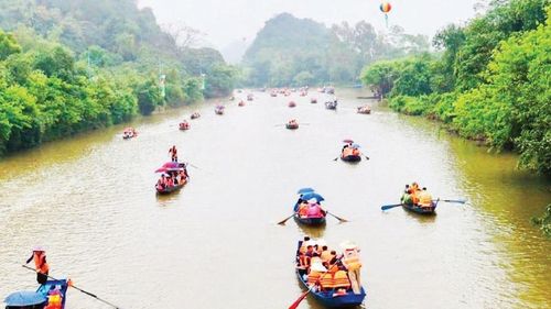 Du khách trảy hội chùa Hương. (Ảnh: LÊ PHÚ)