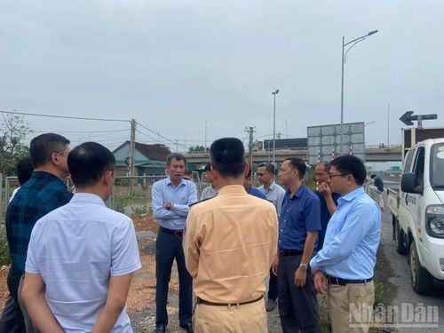 Ngày 27/2, Khu Quản lý đường bộ II đã chủ trì, phối hợp Ban Quản lý dự án đường Hồ Chí Minh, Cục Cảnh sát giao thông (Đội Cảnh sát giao thông đường bộ cao tốc số 5) cùng các đơn vị liên quan tổ chức kiểm tra hiện trường.
