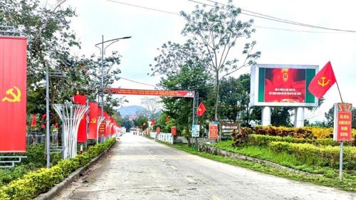 Các tuyến đường tại xã Cúc Phương được trang hoàng rực rỡ sẵn sàng cho ngày bầu cử.