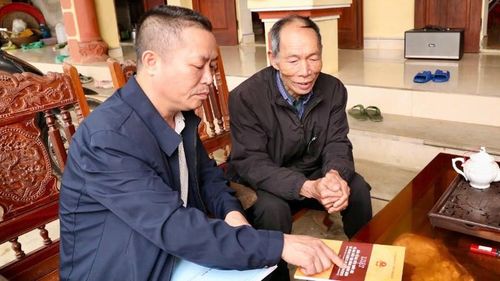 Cán bộ tổ bầu cử đến từng nhà dân tuyên truyền, phổ biến quy định về bầu cử và vận động cử tri tham gia bầu cử.