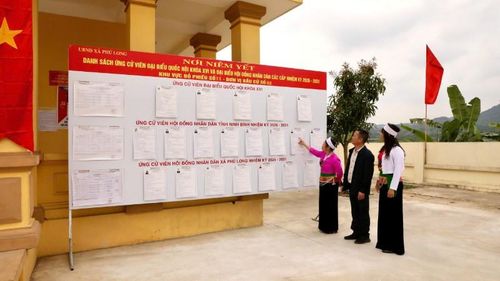 Cử tri đồng bào dân tộc thiểu số xã Phú Long, tỉnh Ninh Bình nghiên cứu tiểu sử của các ứng cử viên.