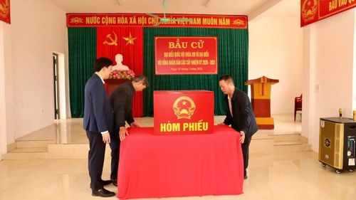 Công tác chuẩn bị cho ngày bầu cử tại nhà văn hóa bản Phùng Thượng, xã Phú Long.