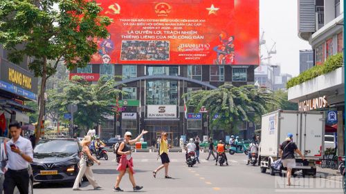  Trên các tuyến đường như Nguyễn Huệ, Điện Biên Phủ, Nam Kỳ Khởi Nghĩa…, nhiều cụm pa-nô, áp-phích lớn được lắp đặt, giới thiệu thông tin về quyền và nghĩa vụ của cử tri, cũng như các nội dung liên quan cuộc bầu cử sắp tới. 