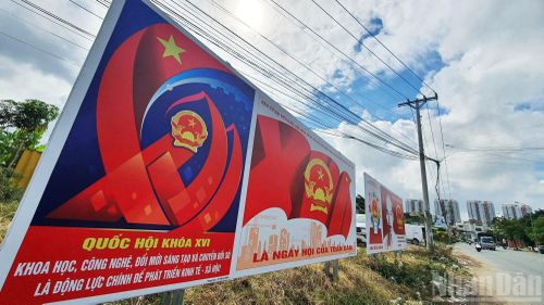  Cờ Đảng, cờ Tổ quốc được trang trí ở các trục đường lớn tạo nên một sắc màu rực rỡ đầy phấn khởi của ngày hội toàn dân. 