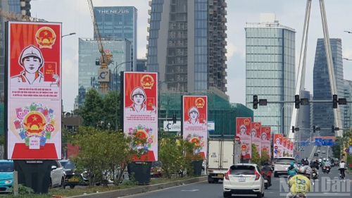  Một màu đỏ thắm. Màu của cờ Đảng, quốc kỳ, màu của sự phấn khởi khi ngày 15/3 này sẽ là ngày toàn dân đi bầu cử, ngày mà người dân được thể hiện quyền làm chủ đất nước. 