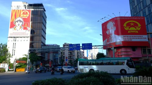  Các băng rôn, khẩu hiệu, bảng thông tin và pa-nô tuyên truyền được bố trí đồng bộ, góp phần tạo diện mạo mới, nổi bật cho nhiều khu vực. 