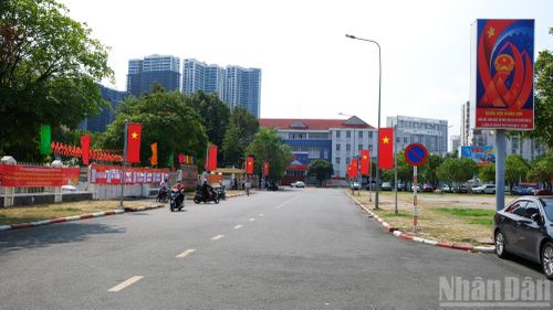  Ở nhiều khu vực, các xe cổ động tuyên truyền cũng xuất hiện, mang theo hệ thống loa phát thanh và bảng thông tin, truyền tải các nội dung quan trọng, cần thiết về cuộc bầu cử. 