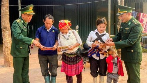  Cán bộ Đồn biên phòng Nậm Nhừ tuyên truyền ý nghĩa cuộc bầu cử đến nhân dân trên địa bàn xã Nà Hỳ. 