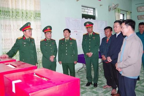  Đại tá Nguyễn Trung Đắc, Chính ủy Bộ Chỉ huy Quân sự tỉnh Điện Biên kiểm tra công tác chuẩn bị bầu cử tại xã biên giới Núa Ngam. 