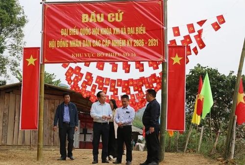  Phó Chủ tịch Ủy ban nhân dân tỉnh Điện Biên Nguyễn Minh Phú kiểm tra công tác chuẩn bị bầu cử tại xã Xa Dung, tỉnh Điện Biên. Ảnh: TTUB 