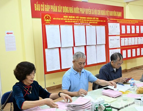 Công tác chuẩn bị bầu cử được thực hiện tại Khu vực bỏ phiếu số 12, phường Tây Hồ (Hà Nội). Ảnh: PHẠM HƯNG