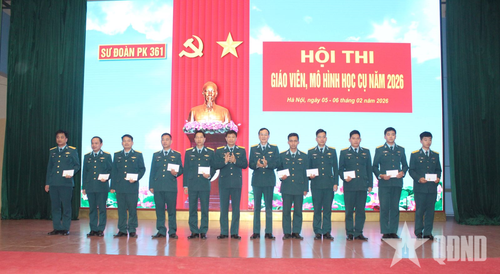 Thiếu tá Trần Văn Cương, Tiểu đoàn trưởng Tiểu đoàn 151 (thứ 5, từ phải sang) nhận giải thưởng trong Hội thi giáo viên, mô hình học cụ năm 2026.
