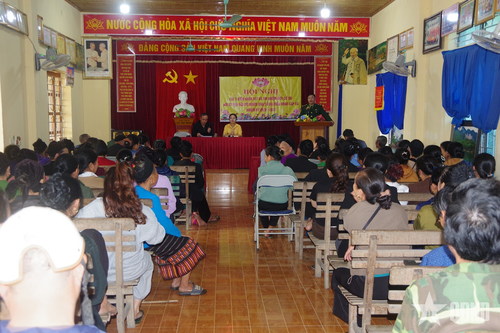 Cán bộ Đồn Biên phòng Môn Sơn tuyên truyền về cuộc bầu cử Quốc hội và HĐND các cấp tại bản Xiềng 