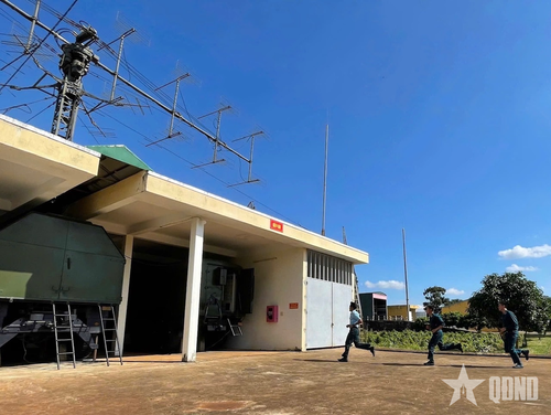 Trạm radar 20 luyện tập kíp chiến đấu bảo vệ bầu cử.