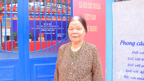 Bà Lê Thị Oanh (74 tuổi, người dân tổ dân phố 26) chia sẻ rằng "đã nắm rõ quy trình bỏ phiếu và đã sẵn sàng để tham gia bầu cử”.