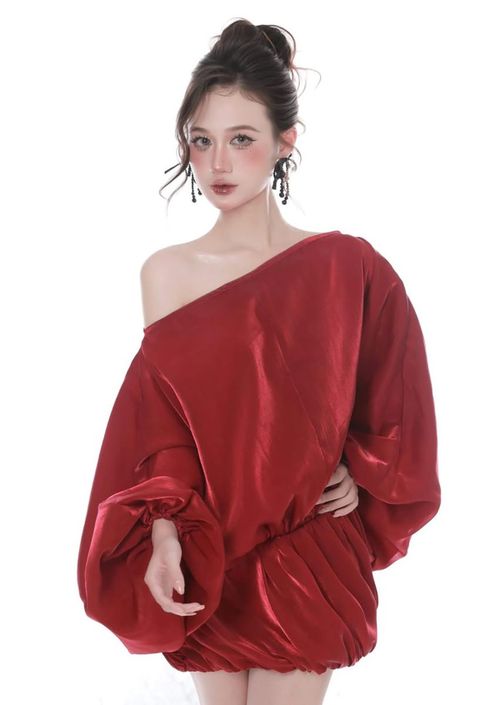 Từ những bước chân đầu tiên đầy bỡ ngỡ, Minh Anh bắt đầu thử sức với việc học catwalk, tham gia các buổi chụp ảnh và trau dồi hình ảnh cá nhân.