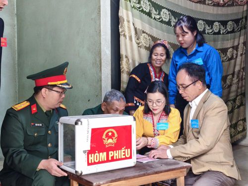  Hòm phiếu được đưa đến nhà những cử tri không đảm bảo sức khỏe đi lại để thực hiện bỏ phiếu 
