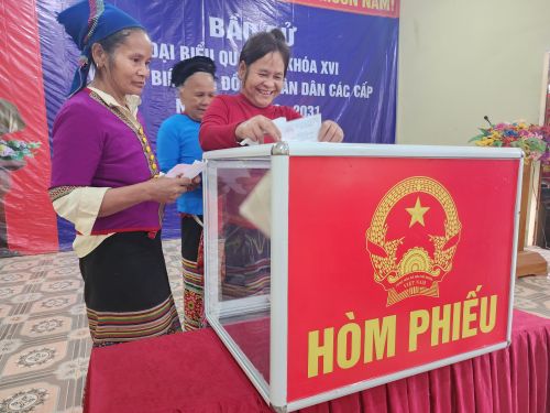  Cử tri ở bản Phồng phấn khởi bỏ phiếu bầu cử 