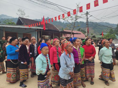  Cử tri ở bản Phồng phấn khởi đến điểm bỏ phiếu bầu cử 