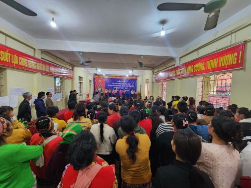  Đông đảo cử tri đồng bào dân tộc đến điểm bầu cử sớm ở bản Phồng 