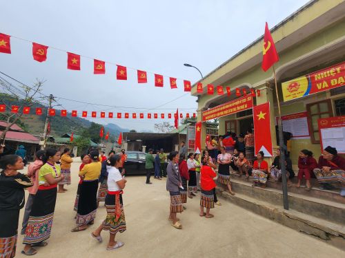  Cử tri ở bản Phồng đến điểm bầu cử từ sáng sớm 