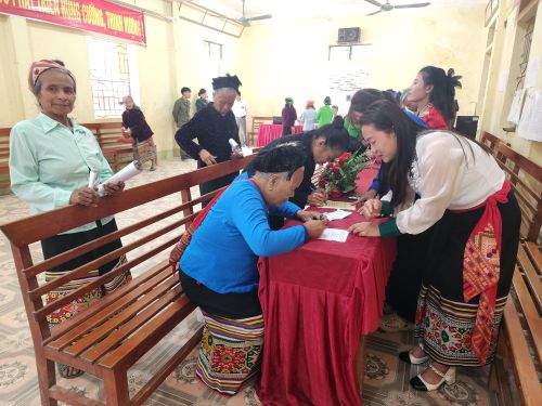  Cử tri ở bản Phồng thực hiện các bước bầu cử 
