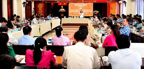  Đồng chí Trương Thị Bích Hạnh chủ trì cuộc họp với các phường. Ảnh: VĂN MINH 