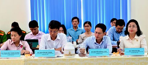  Lãnh đạo các phường dự họp công tác kiểm tra trước ngày bàu cử. Ảnh: VĂN MINH 