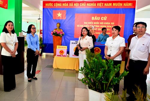  Đoàn kiểm tra đến khảo sát thực tế tại một điểm bỏ phiếu ở phường Tân Phú. Ảnh: VĂN MINH 