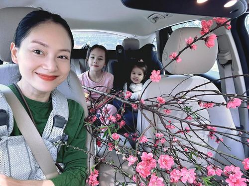 Mỗi ngày của cô đều diễn ra với cường độ cao, từ việc chăm lo sinh hoạt thường nhật như ăn uống, tắm rửa, đưa đón đi học đến dành thời gian chơi cùng con sau giờ học hay vào những ngày nghỉ.