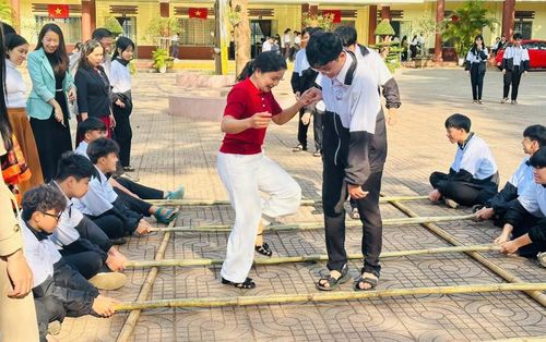 Học sinh Trường THPT Lê Quý Đôn (phường Buôn Ma Thuột) tham gia các hoạt động trải nghiệm trong giờ ra chơi. Ảnh: TT