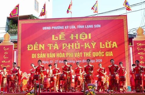 Chương trình văn nghệ giàu bản sắc văn hóa, lịch sử tại Lễ hội đền Tả Phủ.