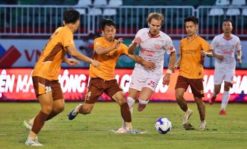 Bên cạnh 2 trường hợp kể trên, vòng 16 V-League 2025/26 còn ghi nhận nhiều cầu thủ khác phải nghỉ thi đấu do nhận đủ số thẻ phạt theo quy định.